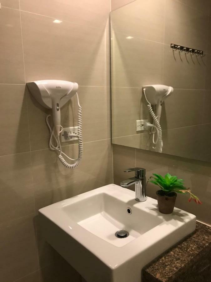 Travellers 101 Condo Near Manila Airport Exterior photo